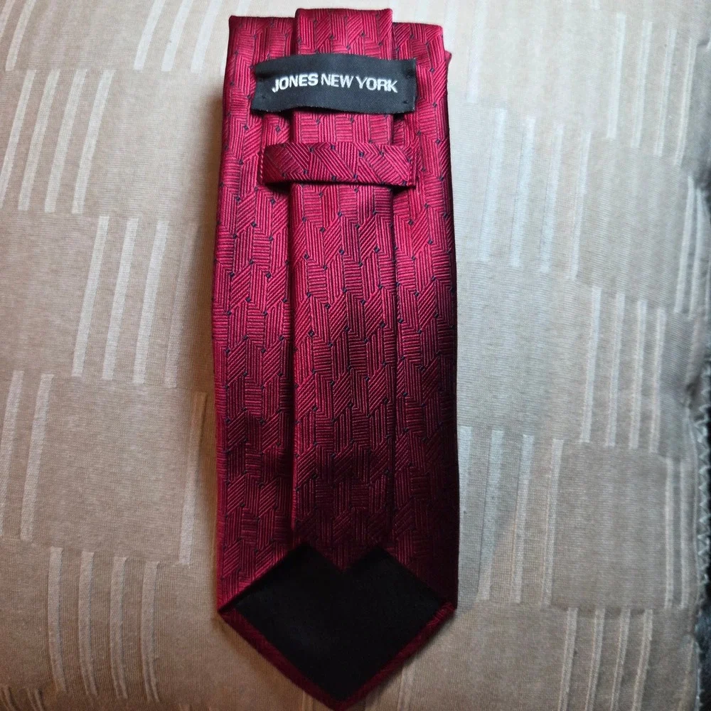 Jones New York Mens 100% Silk Red Geometric Pattern Necktie‎